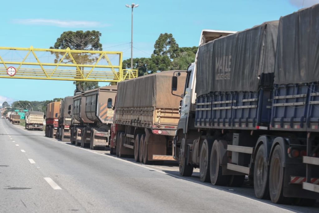 Setor agropecuário do Paraná fala em prejuízo “incalculável” com bloqueio na BR-277